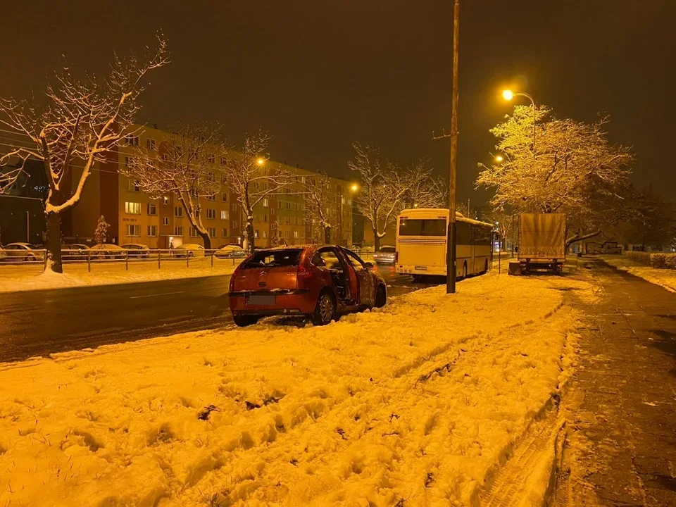 Pożar samochodu w Łodzi. Wieczorny pożar na ul. Dąbrowskiego.