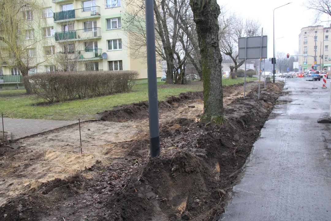 Utrudnienia dla pieszych i podróżnych MPK Łódź na Lutomierskiej