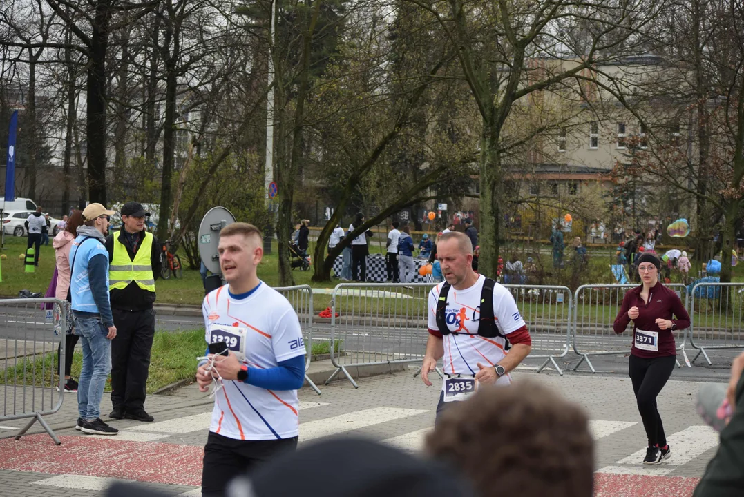 DOZ Maraton ulicami miasta. Zobacz zdjęcia z biegu głównego