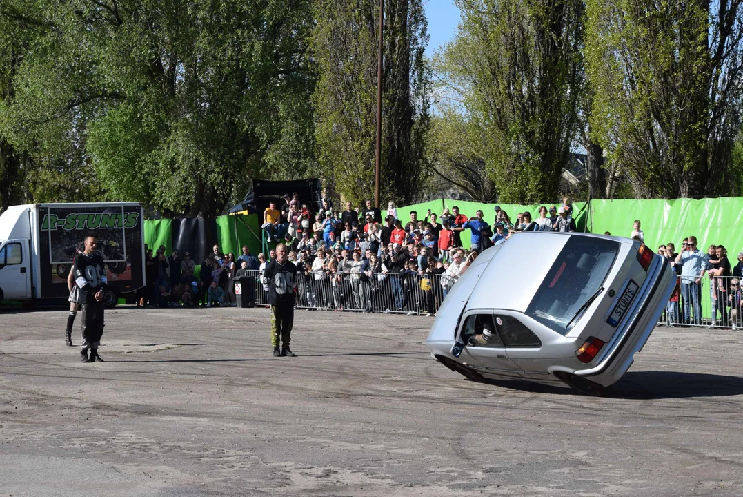 Giganty na czterech kołach zrobiły duże show! Widowiskowy pokaz monster trucków