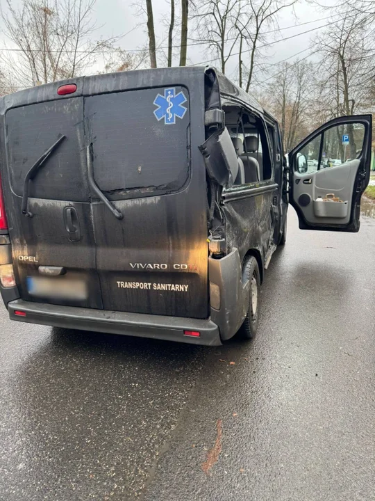 Wypadek w Łódzkiem. W Pabianicach zderzyły się samochód osobowy i pojazd transportu medycznego, 03.01.2024 r.