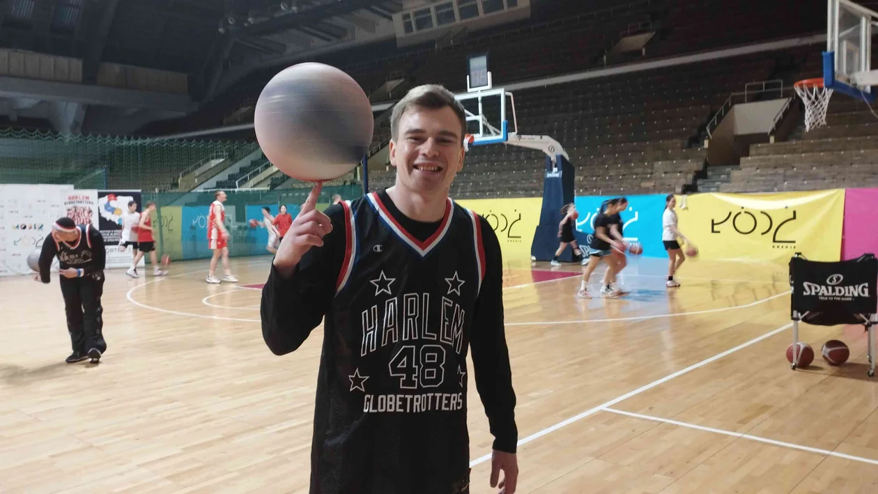 Z piłką potrafi robić cuda! Paweł Kidoń jest pierwszym Polakiem grającym w amerykańskim zespole Harlem Globetrotters [ZDJĘCIA] - Zdjęcie główne