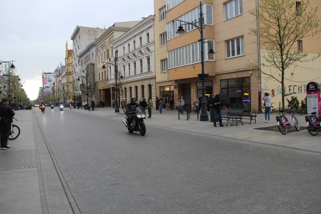 Wielka parada motocyklowa na ulicy Piotrkowskiej w Łodzi