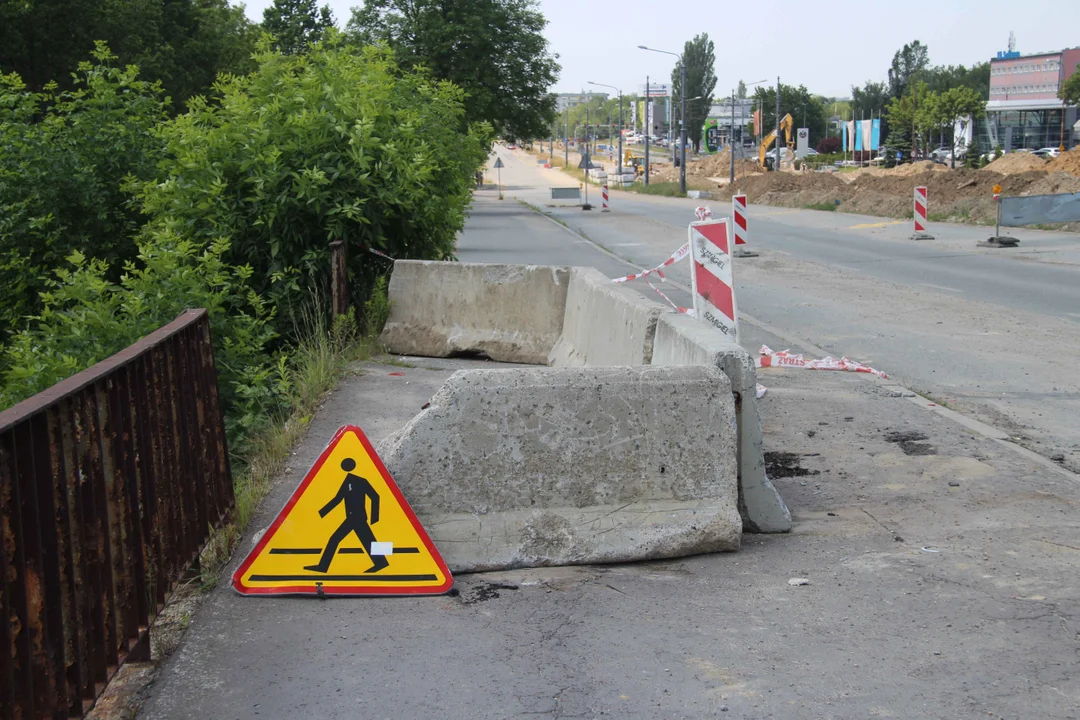 Chwile grozy na Przybyszewskiego. Rozpędzony samochód spadł z wiaduktu