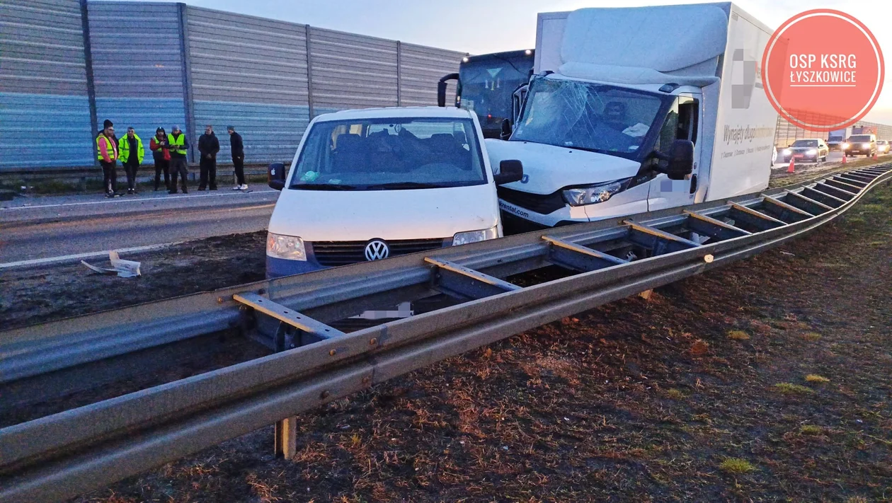 Potrójne zderzenie na autostradzie A2. Lepiej omijajcie to miejsce - Zdjęcie główne