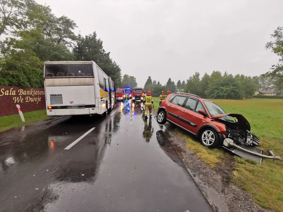 Wypadek autobusu w regionie. Podróżowało nim 20 dzieci [FOTO] - Zdjęcie główne