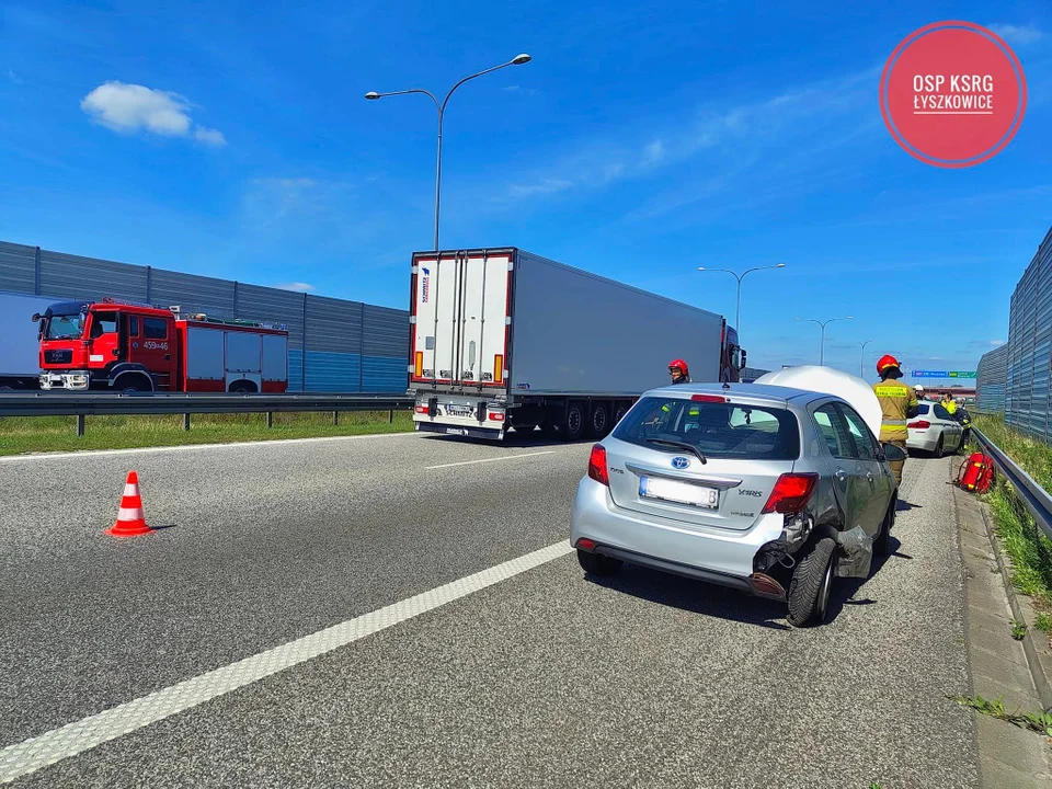 Kolizja dwóch samochodów osobowych na A2