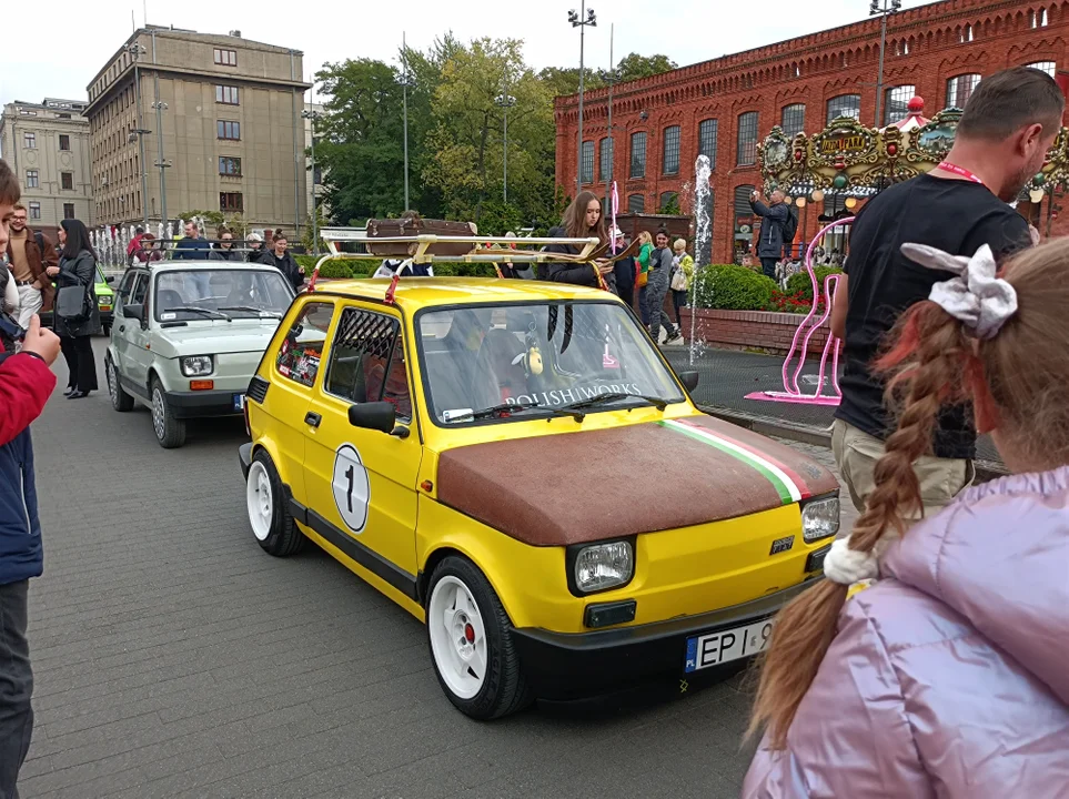 Miłośnicy fiatów 126p zaprezentowali swoje maszyny w łódzkiej Manufakturze