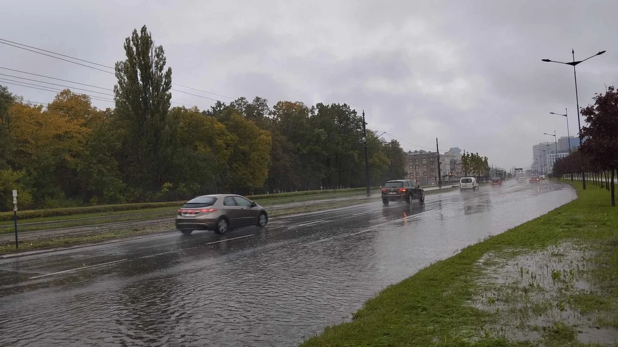 Aleja Piłsudskiego w Łodzi zalana