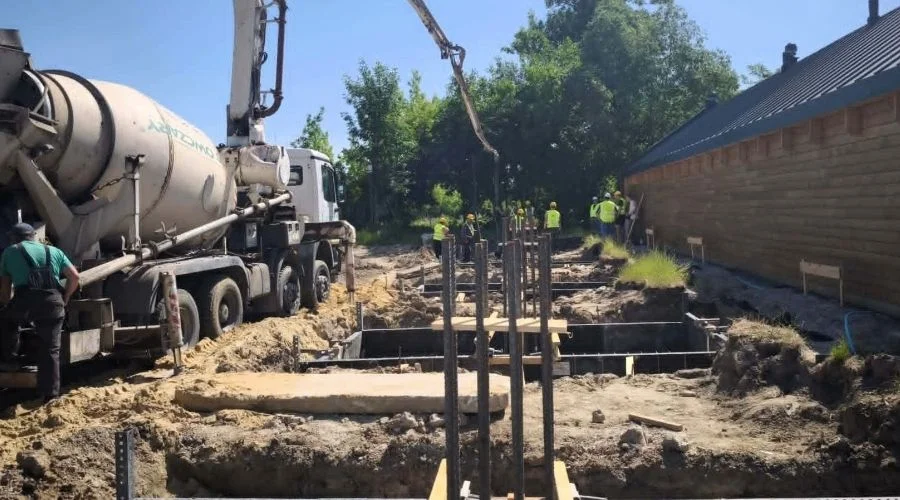 Trwają prace przy budowie lodowiska w Piotrkowie
