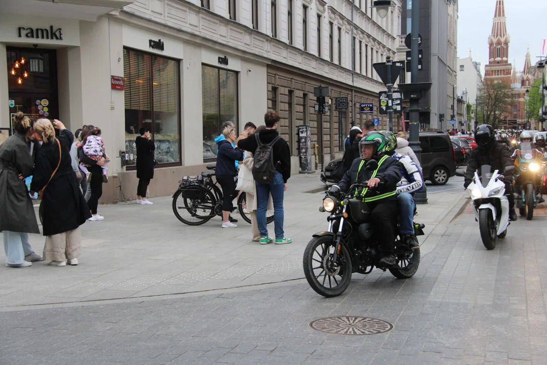 Wielka parada motocyklowa na ulicy Piotrkowskiej w Łodzi