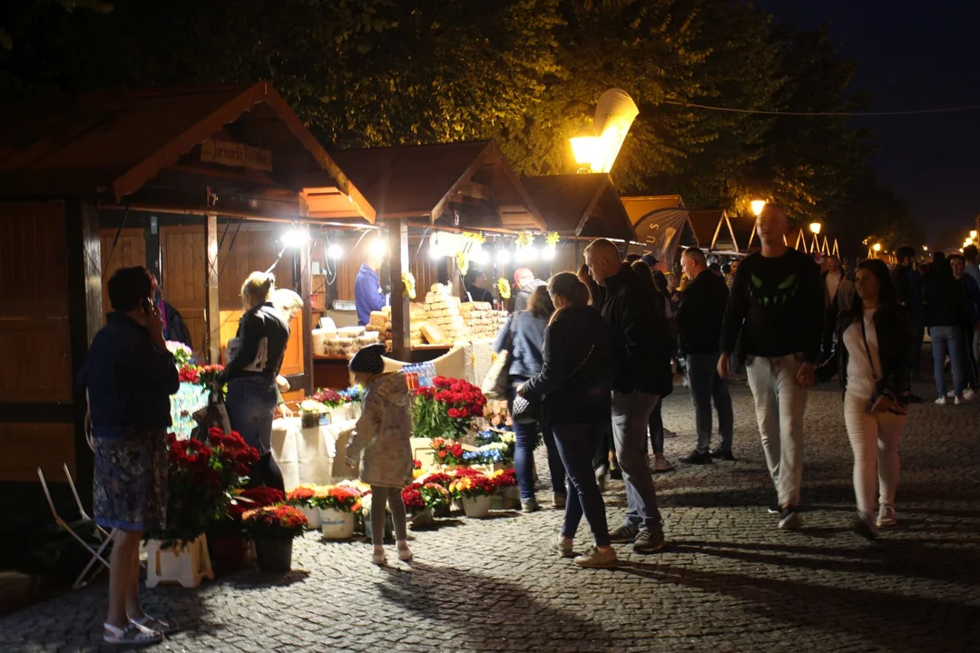 Pierwszy dzień Święta Róży dobiega końca, trwa zabawa w centrum Kutna