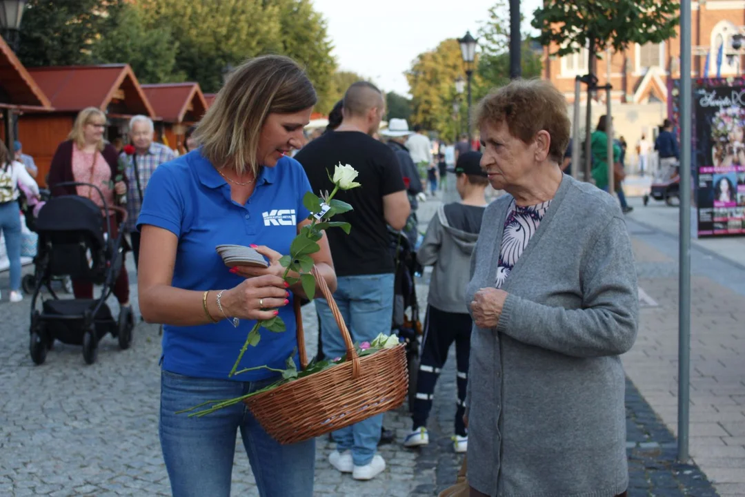 KCI rozdaje róże i gazety na kutnowskim Święcie Róży