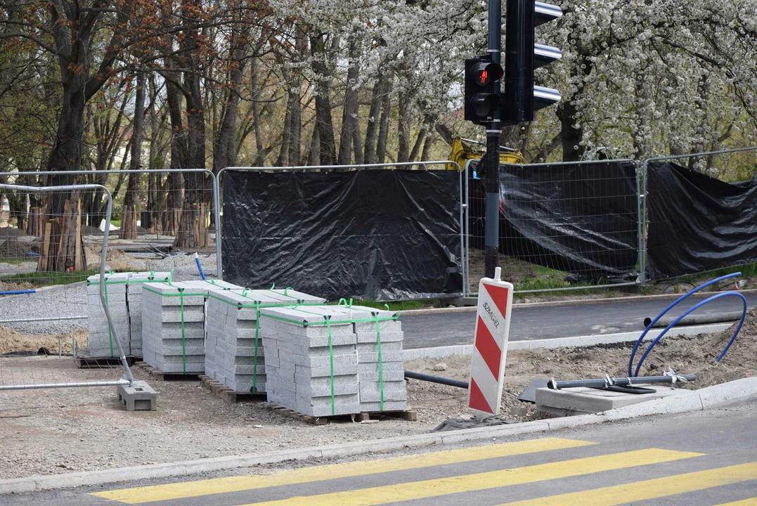 Utrudnienia dla kierowców i pieszych na skrzyżowaniu ul. Ogrodowej i ul. Zachodniej. Obok trwa budowa "Bulwarów Północnych" oraz modernizacja parku Staromiejskiego.