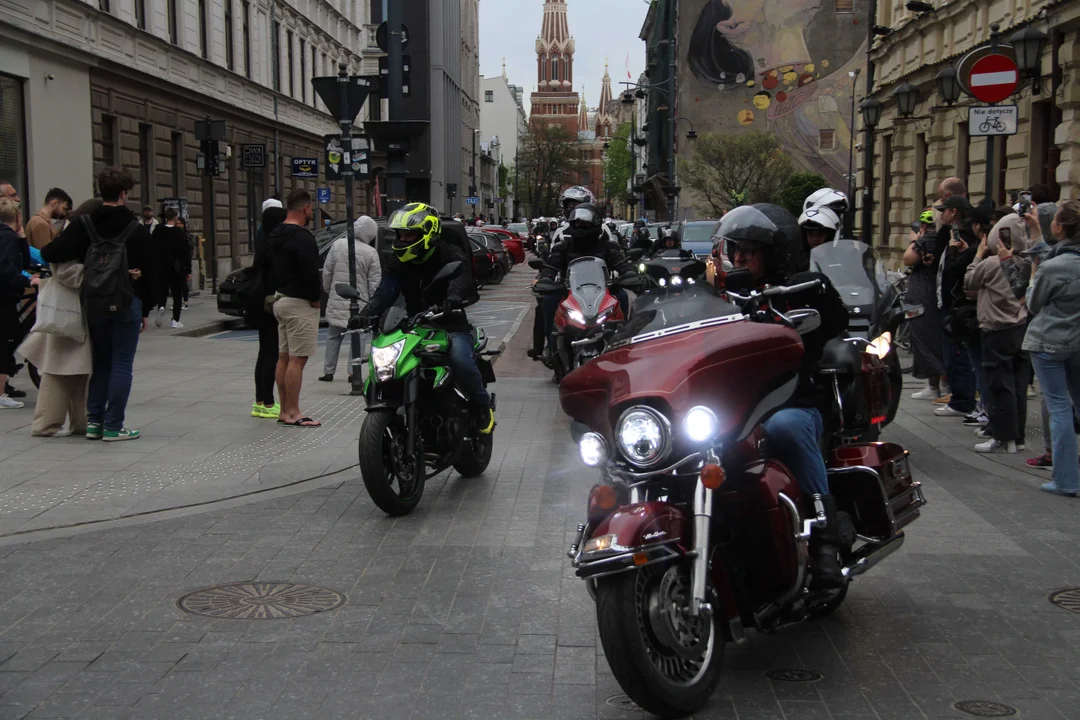 Wielka parada motocyklowa na ulicy Piotrkowskiej w Łodzi