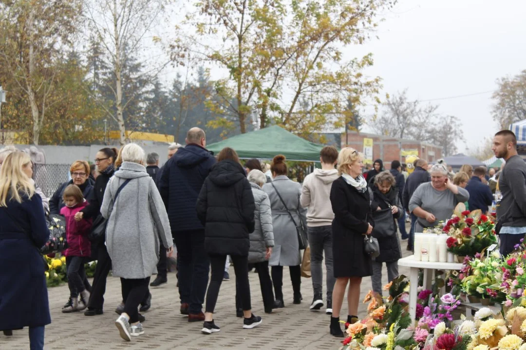 Tłumy łodzian na cmentarzu na Kurczakach