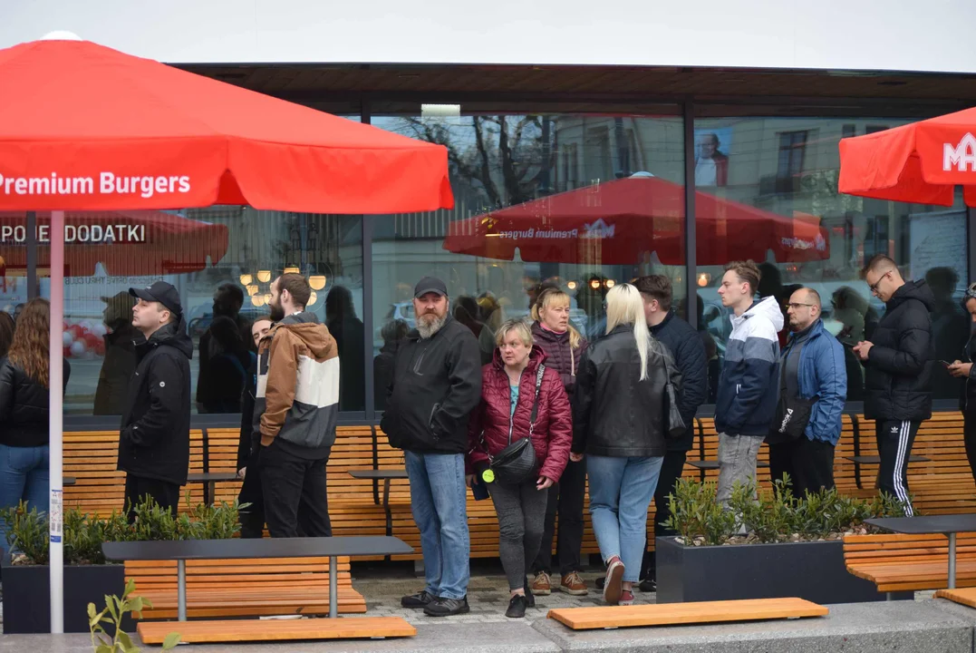 Tłumy łodzian na otwarciu restauracji MAX Premium Burgers. Tego jeszcze w Łodzi nie było [ZOBACZ ZDJĘCIA]