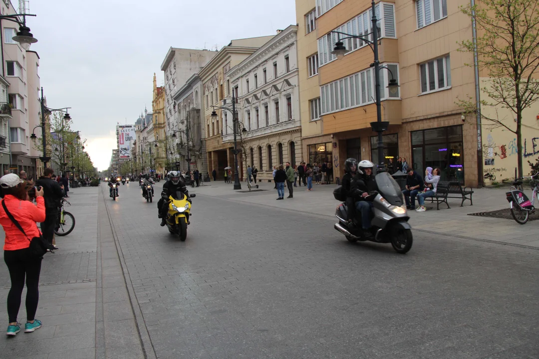 Wielka parada motocyklowa na ulicy Piotrkowskiej w Łodzi