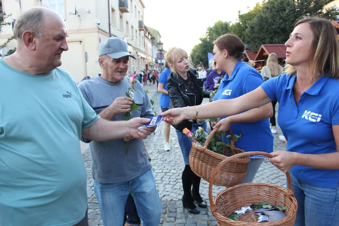 KCI rozdaje róże i gazety na kutnowskim Święcie Róży