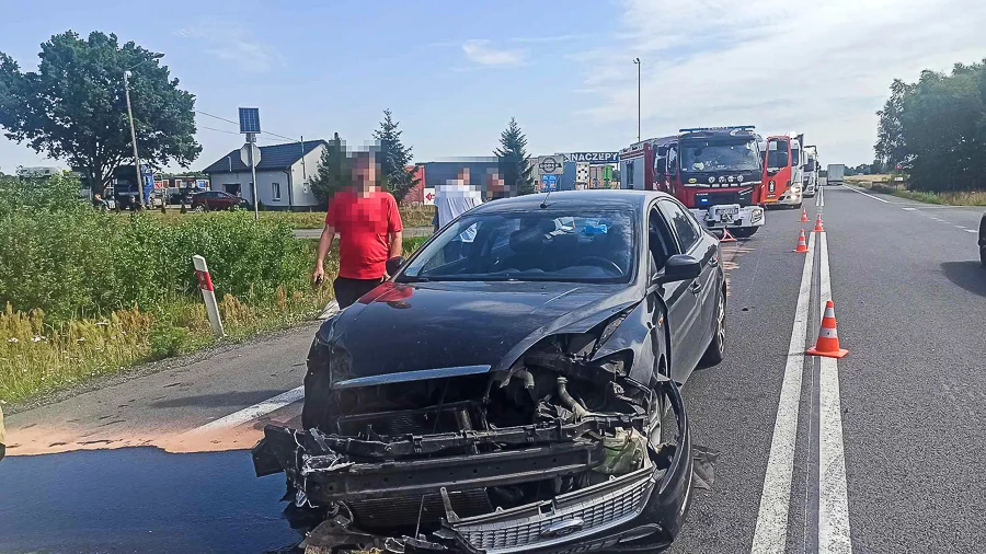 Roztrzaskane samochody na skrzyżowaniu koło Szczercowa. Na miejscu policja i straż [FOTO] - Zdjęcie główne