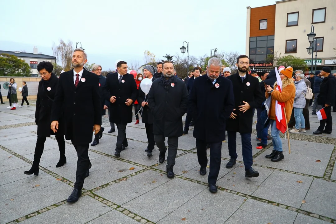 Pochody 11 listopada w Zgierzu. Mieszkańcy tłumnie uczestniczyli w uroczystościach Święta Niepodległości.