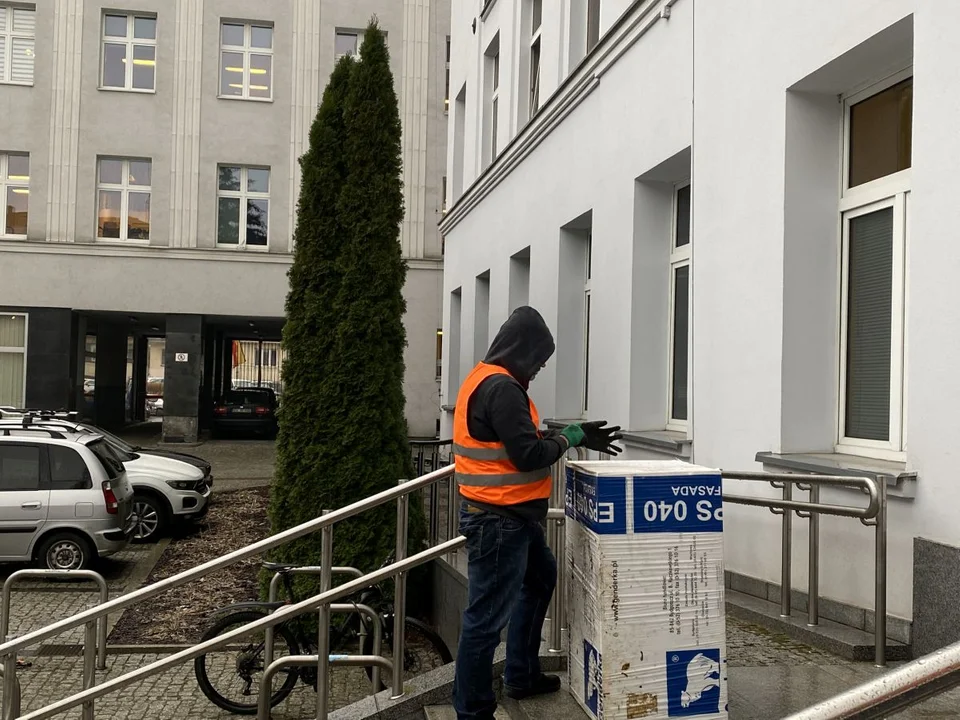 Na znak protestu aleksandrowski radny chciał zamurować wejście do łódzkiego magistratu