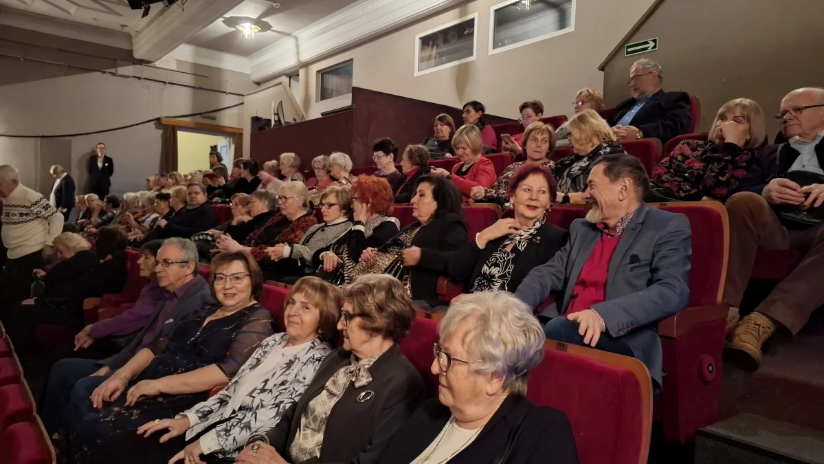 Seniorzy nie zwalniają tempa mimo zimy. Wyjazd SUTW do Teatru Ateneum - Zdjęcie główne