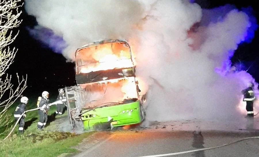 Potężny pożar autobusu niedaleko Piotrkowa. Pojazd doszczętnie spłonął [ZOBACZ ZDJĘCIA] - Zdjęcie główne