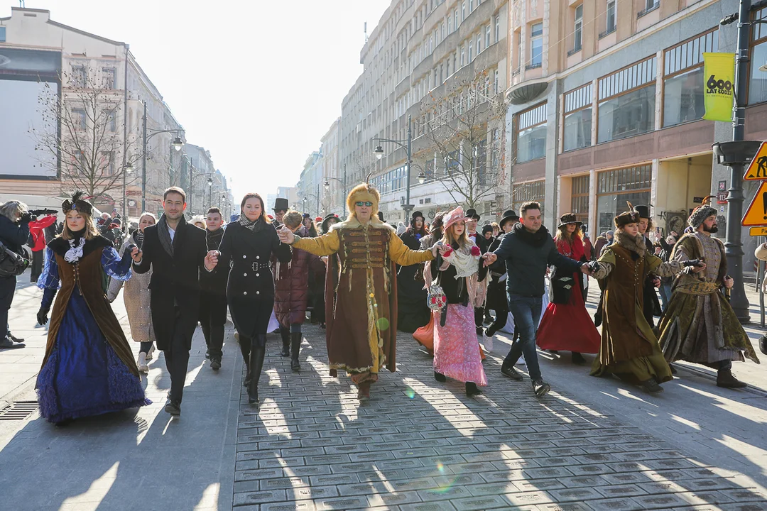 Polonez dla Łodzi. Maturzyści zatańczyli na Piotrkowskiej