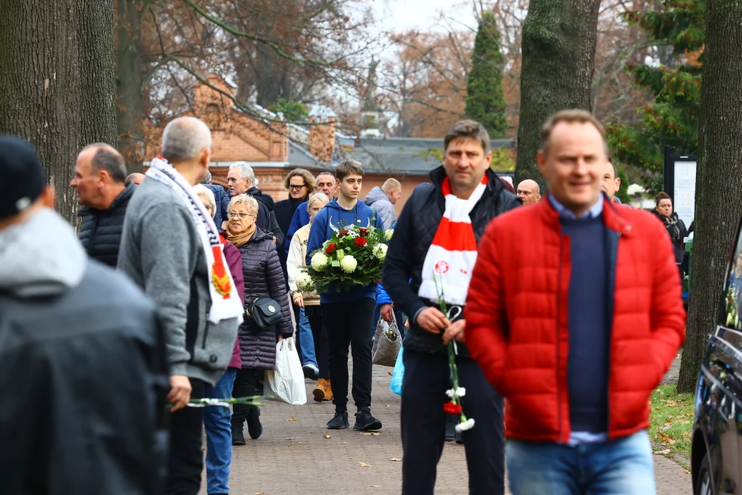 Pogrzeb Igora Sypniewskiego w Łodzi. Kibicie żegnali wychowanka ŁKS-u.