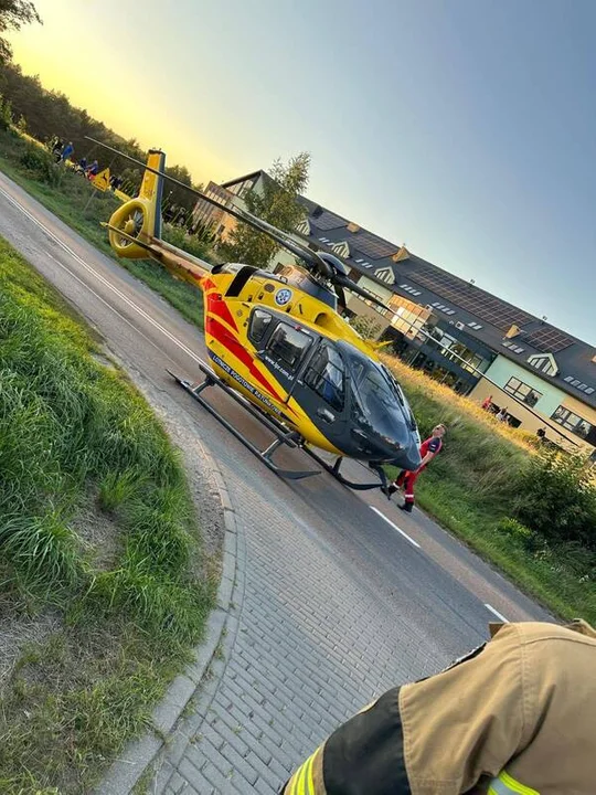 Wypadek na trasie Leśniewo–Darżlubie. Auto uderzyło w drzewo, dwie osoby ranne