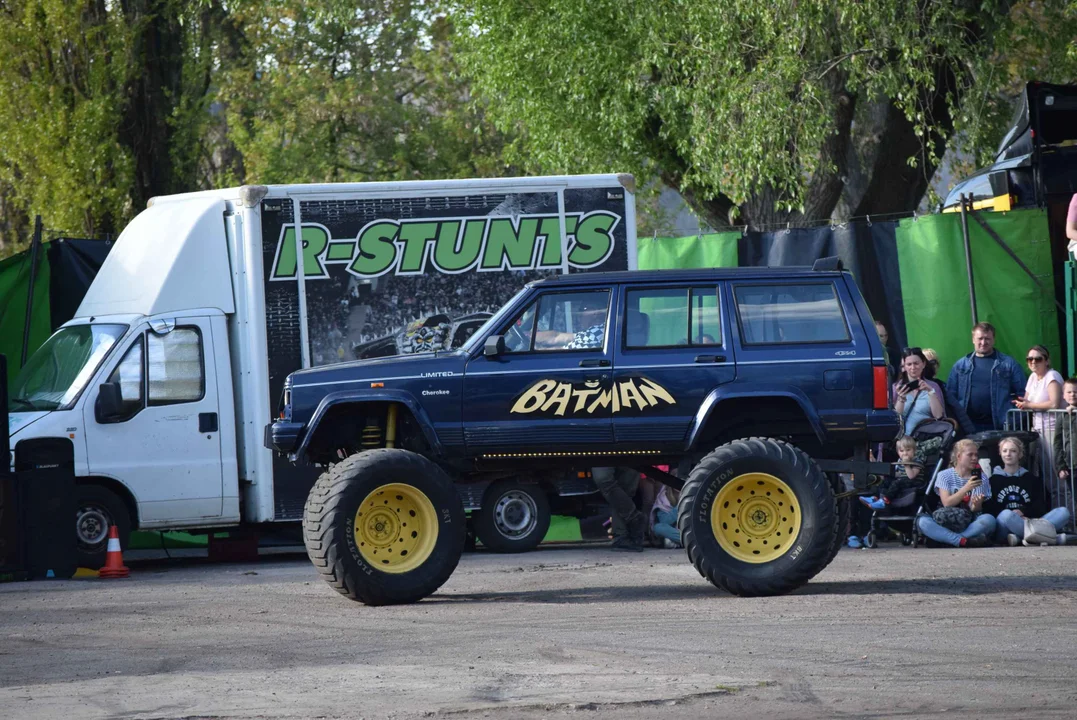 Giganty na czterech kołach zrobiły duże show! Widowiskowy pokaz monster trucków