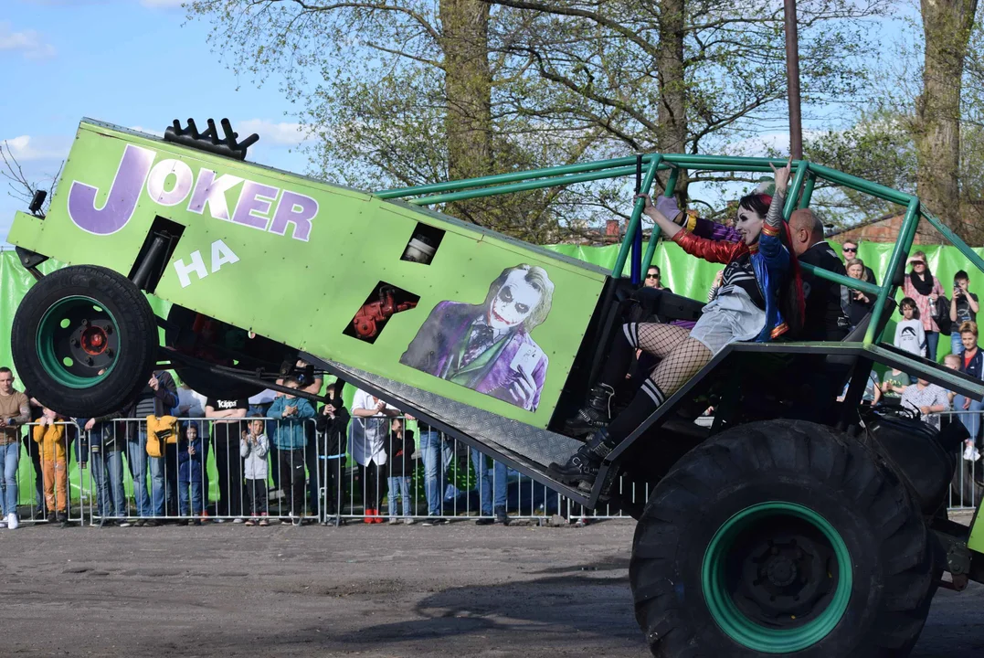 Giganty na czterech kołach zrobiły duże show! Widowiskowy pokaz monster trucków