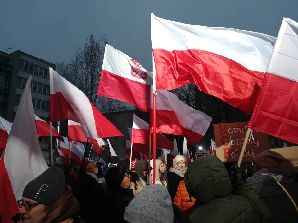 Zgierzanie obecni na Marszu Wolnych Polaków.  Pod Sejmem RP wybrzmiały mocne hasła "Wystarczył miesiąc tych rządów, żeby wzburzyć tłumy!" [ZDJĘCIA] - Zdjęcie główne