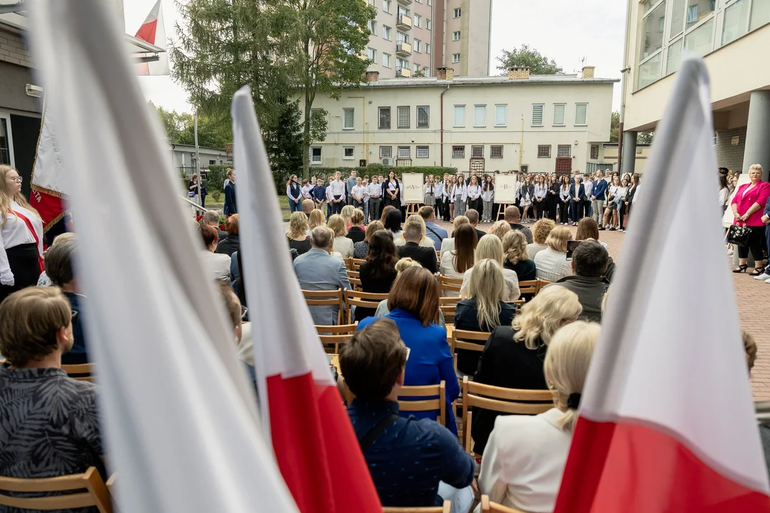 Nowy rok szkolny rozpoczęty! Do płockich szkół i przedszkoli wyruszyło prawie 20 tys. uczniów [ZDJĘCIA] - Zdjęcie główne