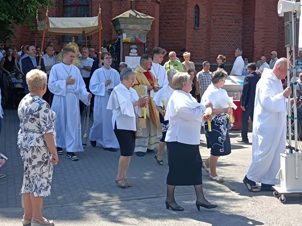 Ulicami Zgierza przeszły procesje Bożego Ciała.