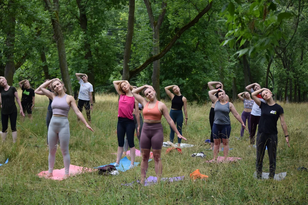 Joga w parku na Zdrowiu