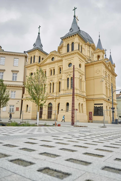 Pamiątkowe tabliczki na placu Wolności w Łodzi