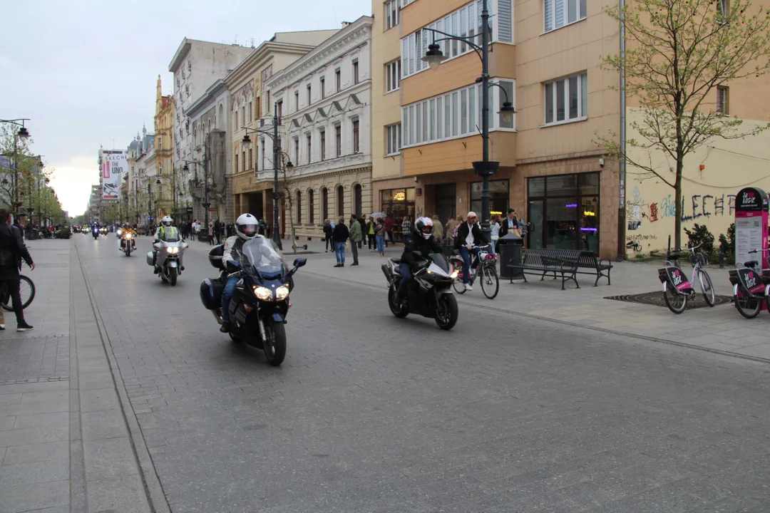 Wielka parada motocyklowa na ulicy Piotrkowskiej w Łodzi