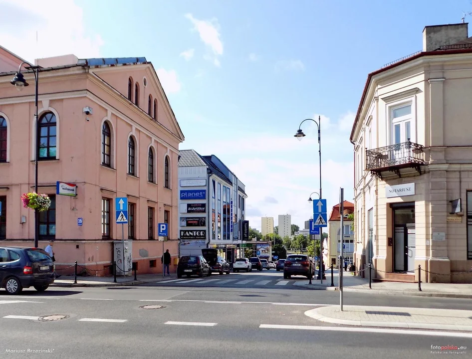 Ulica Sienkiewicza w Piotrkowie. Świetność zyskała pod koniec XIX wieku. Powstało tu wiele ciekawych budynków [ZDJĘCIA] - Zdjęcie główne