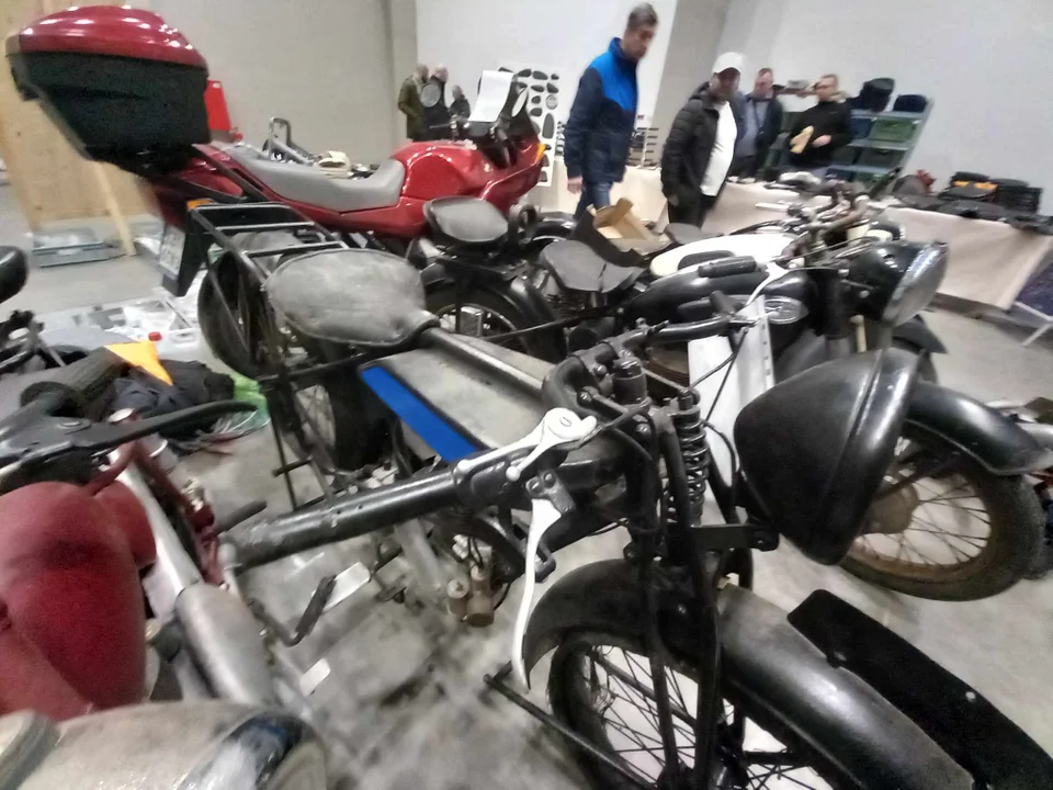 Tłumy Łodzian na Moto Weteran Bazar w Łodzi. Motocykle, broń, ubrania i starocie