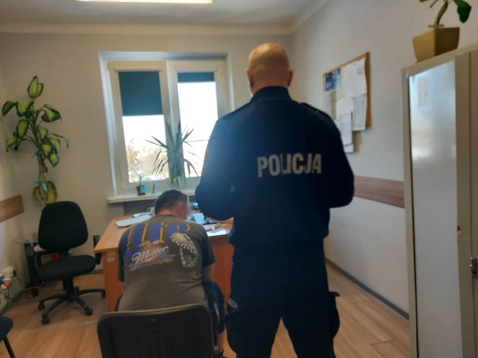 Policja weszła na teren posesji. Dwaj mężczyźni wpadli na gorącym uczynku (FOTO) - Zdjęcie główne