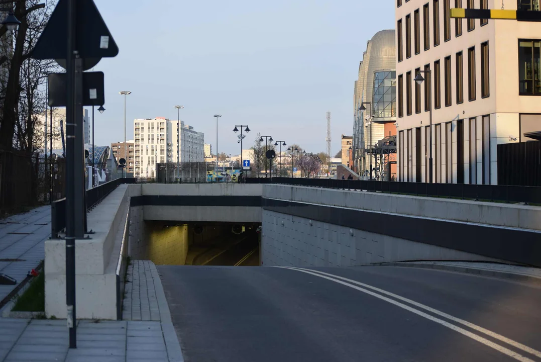 Zamykają podziemną ulicę w centrum Łodzi. Na miejscu sporo służb [zdjęcia]