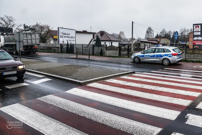 Wypadek w Grocholicach. Ciężarówka zderzyła się z BMW