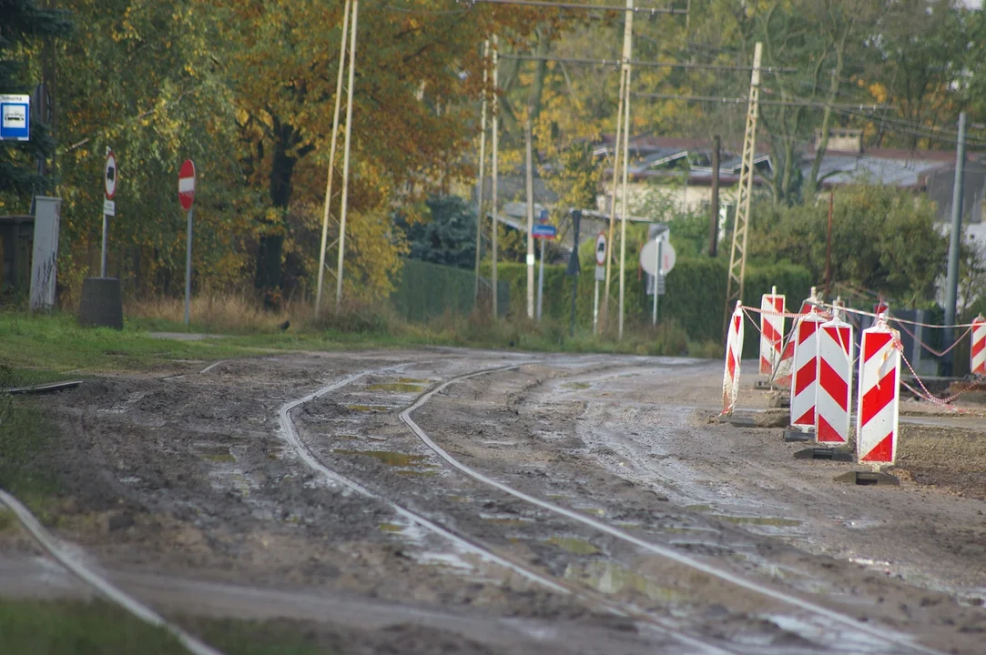 Tramwaje MPK Łódź nie dojeżdżają na pętlę Stoki. „Wykonawca zanieczyścił torowisko” [ZDJĘCIA] - Zdjęcie główne