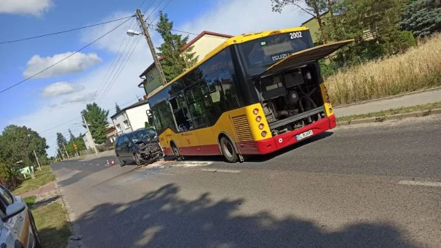 Zderzenie samochodu osobowego z autobusem MPK Łódź