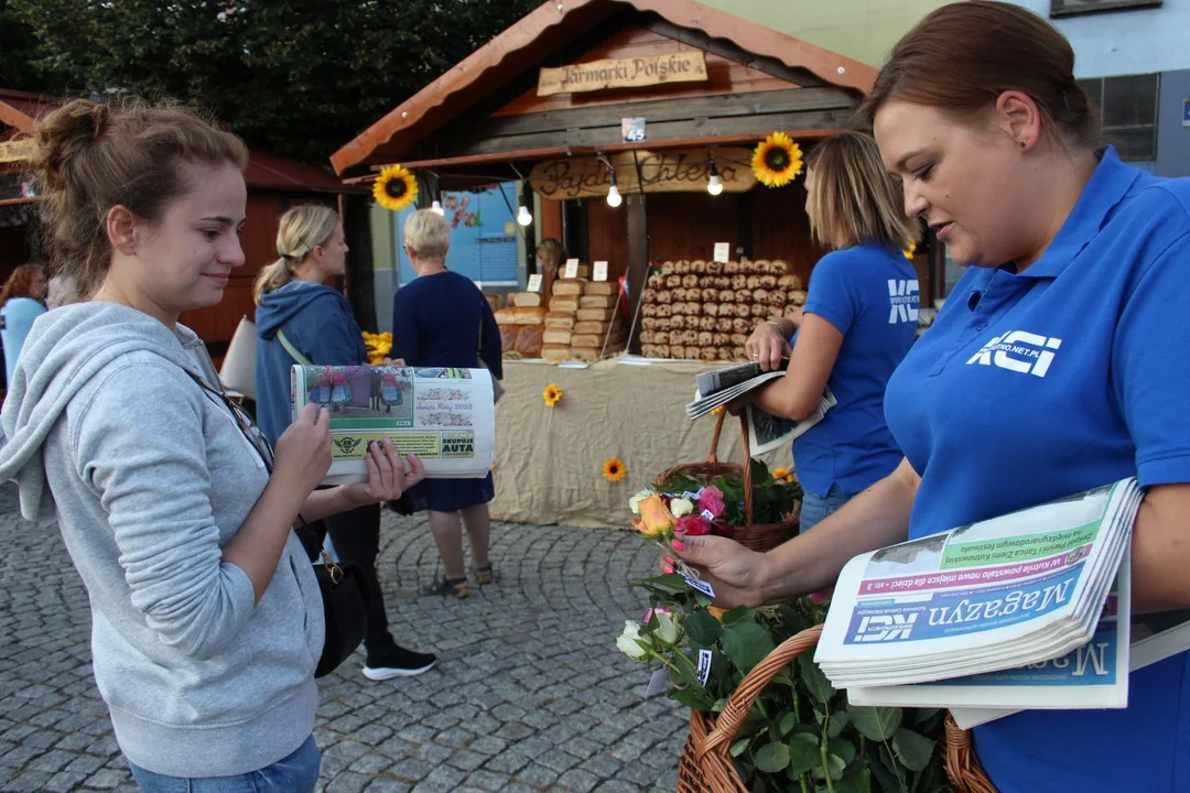 KCI rozdaje róże i gazety na kutnowskim Święcie Róży