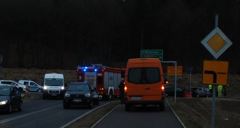 Wypadek na DK6 i natychmiastowa akcja służb. 2 osoby ranne