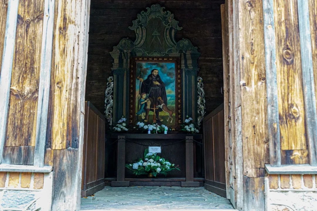 To jedne z najstarszych zabytków drewnianych w woj. łódzkim. Jako jedyne przetrwały II wojnę światową - Zdjęcie główne