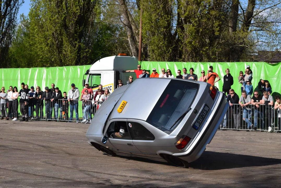 Giganty na czterech kołach zrobiły duże show! Widowiskowy pokaz monster trucków